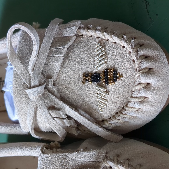 Minnetonka Moko Kobayashi Beaded Bee Moccasins - Picture 5 of 11